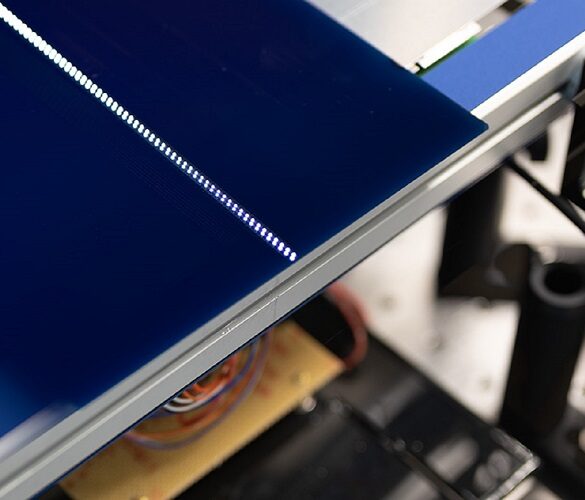 Une installation laser usine les grands wafers à haute vitesse