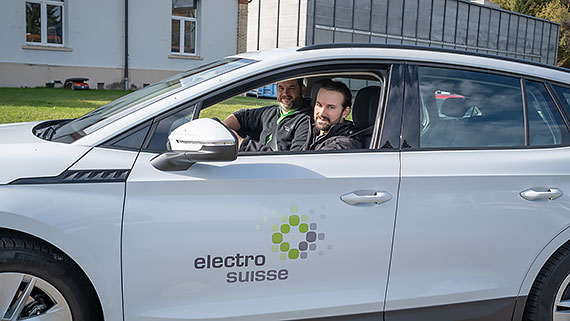 Electrosuisse-Auto mit Mitarbeitern