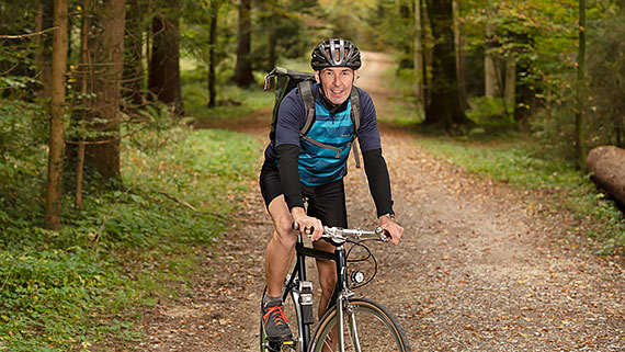 flexibler Job bei Electrosuisse: Fahrrad fahren im Wald