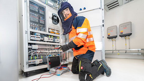 Inspektion Schutzanzug Elektroinstallation