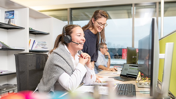 Electrosuisse-Mitarbeitende am Telefon